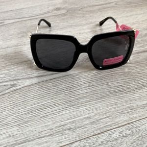 💕BETSEY JOHNNSON SUNGLASSES💕